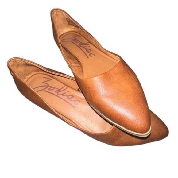 Hill Pointy Toe Flat (Women - Picture 2 of 4